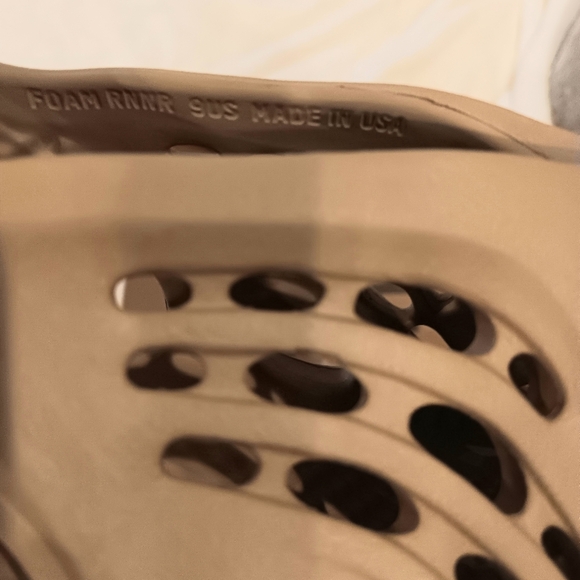 Adidas Yeezy Foam RNNR Sand (Foam Runner)size 9 - Picture 4 of 6